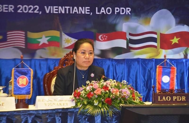老挝新闻文化旅游部部长苏萨瓦娜主持会议。
