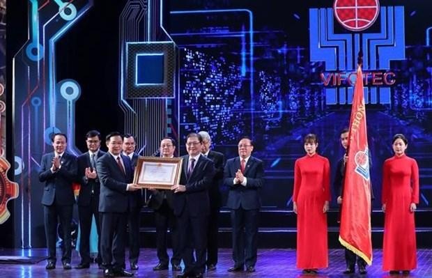 国会主席王廷惠向ViFOTEC基金会主席潘春勇授予一等劳动勋章。