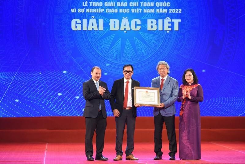 越共中央候补委员、中央宣教部副部长黎海平与越南教育培训部副部长吴氏明向获得特等奖的作者颁奖。