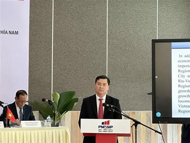 巴地头顿省人民委员会副主席阮公荣在研讨会上发表讲话。