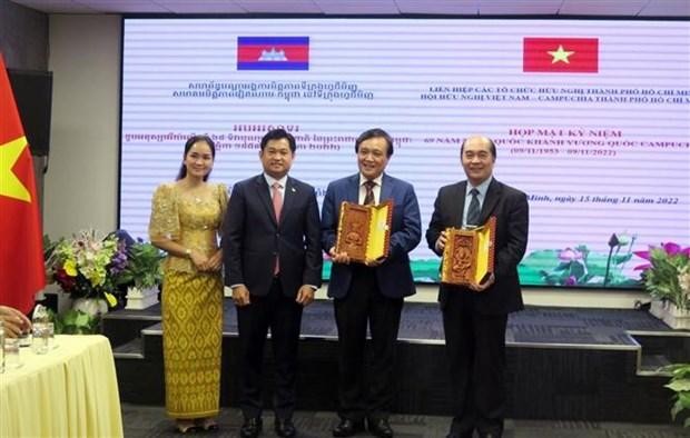柬埔寨驻胡志明市总领事索·达雷向胡志明市友好组织联合会和胡志明市越柬友好协会代表赠送纪念品。