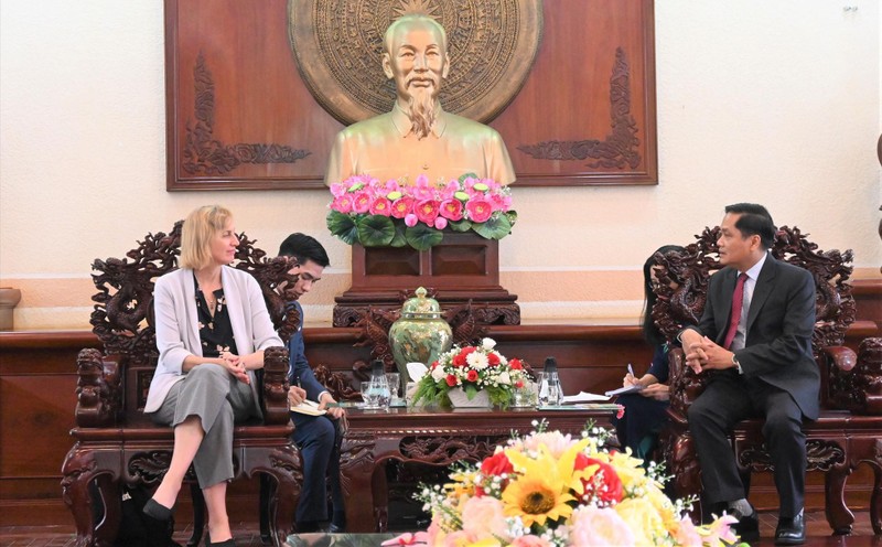 芹苴市人民委员会副主席阮文红会见美国驻胡志明市总领事苏珊·伯恩斯。