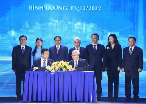 越南政府总理范明正见证了越南科学技术部与代表越新伙伴小组的Becamex IDC总公司的合作协议签署仪式。