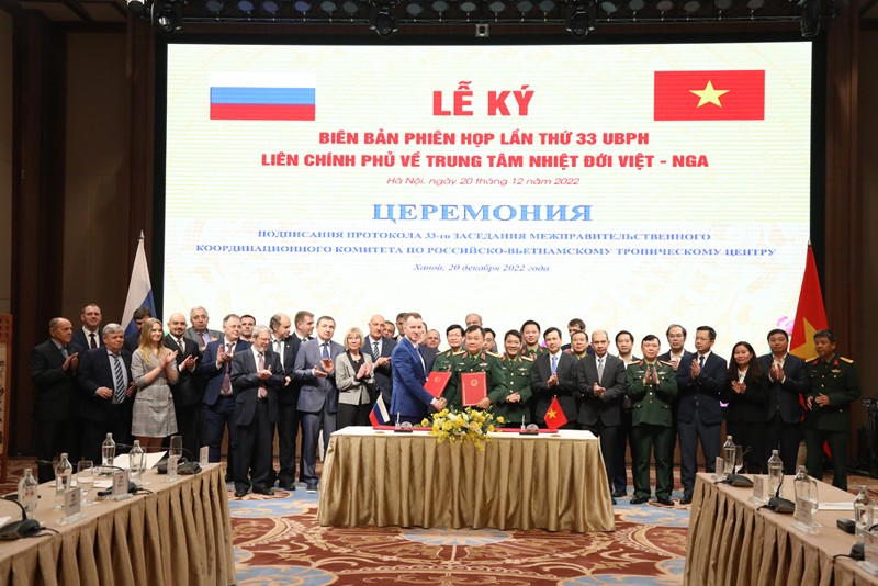 越俄热带中心政府间协调委员会第33次会议的纪要签署仪式。