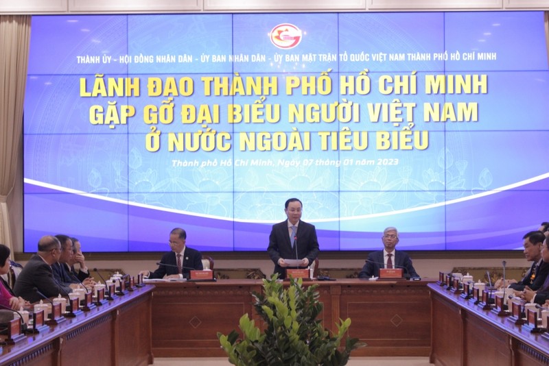 胡志明市领导人与旅外越南人代表举行迎春见面会。
