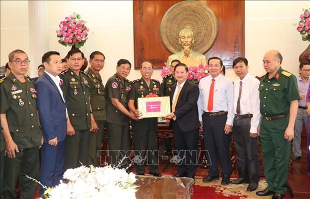 柬埔寨军队警卫司令部副司令迪昂·仕伦大将向芹苴市领导赠送礼物。