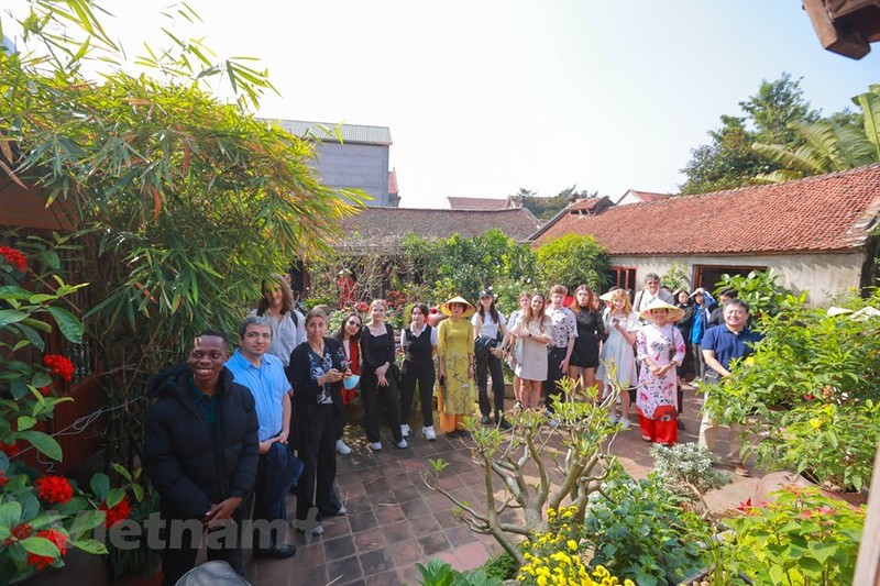 各国和国际组织驻河内大使和代表在河内唐林古村体验越南传统春节。