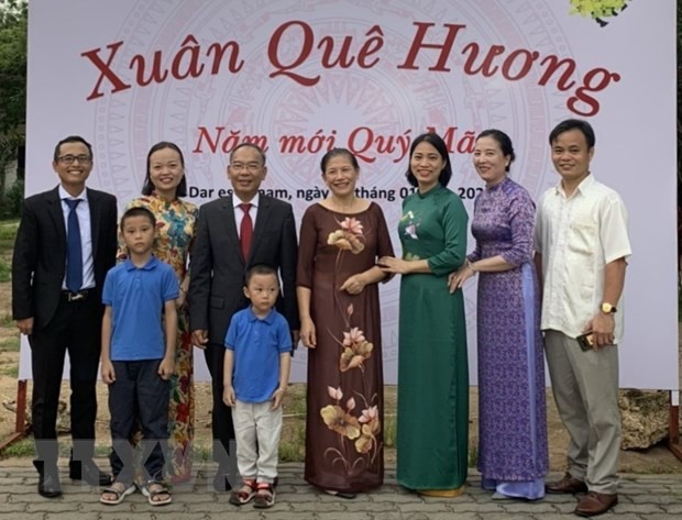 越南驻坦桑尼亚大使阮南进同在坦桑尼亚越南人代表合影。（图片来源：越通社）