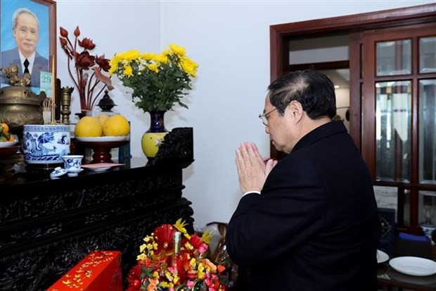 越南政府总理范明正上香缅怀范文同总理。（图片来源：越通社）