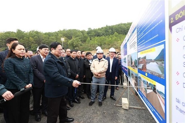 范明正总理检查梅山—45号国道高速公路施工情况。