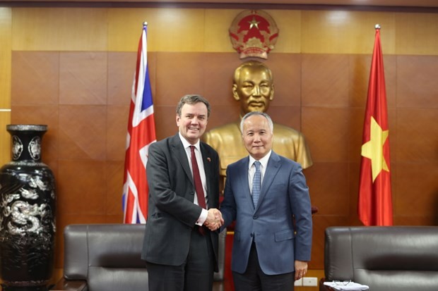 越南工贸部副部长陈国庆与英国贸易政策国务大臣汉兹。