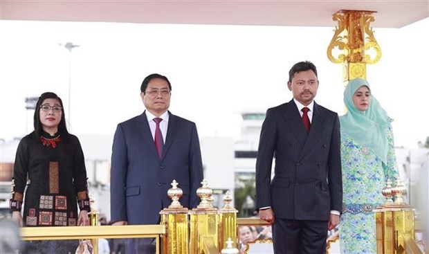 文莱王储穆赫塔迪·比拉在机场主持仪式，欢迎范明正总理一行访问文莱。
