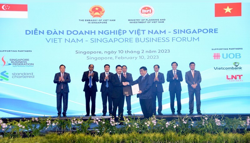 马山集团总裁接受在新加坡开展业务的投资许可证。