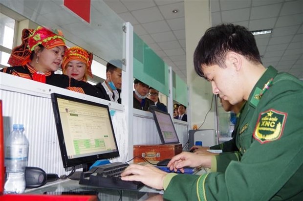 马鹿塘国际边检人员为越南人办理赴华出境手续。