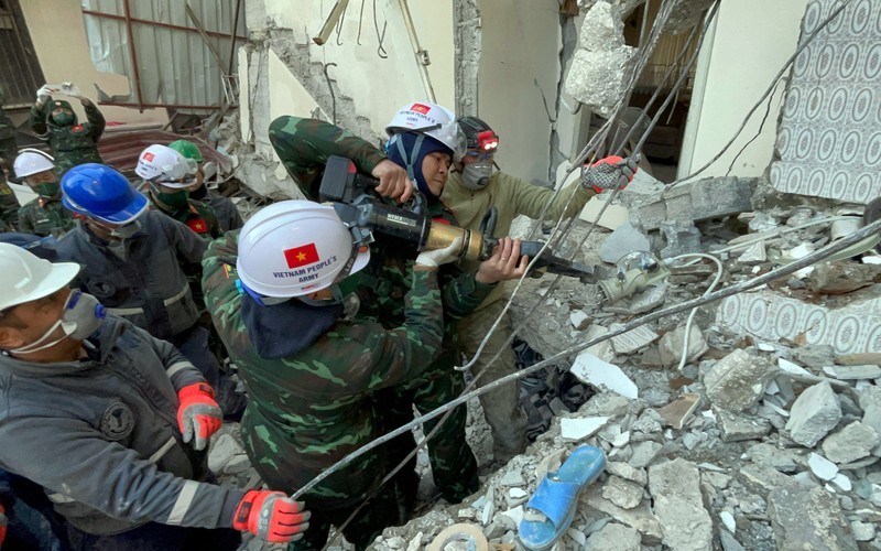 越南人民军军官、战士和国际友人在土耳其哈塔伊省发生地震后进行救援。（图片来源：越南国防部供图）