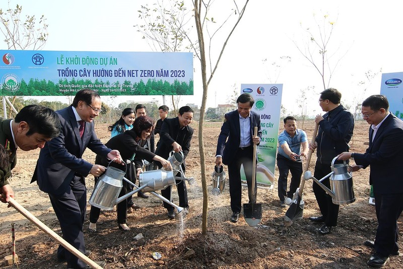 越南政府副总理陈红河与各代表启动“向净零排放前进”植树项目。