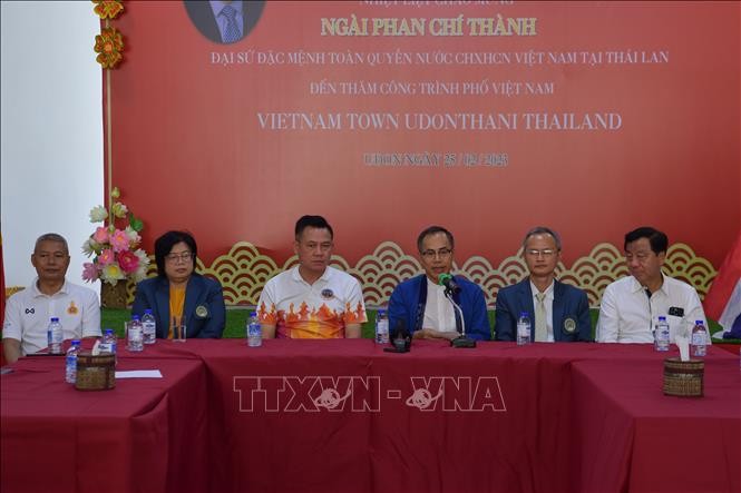 潘志成大使与乌隆府乌隆市市长塔那通视察了设在乌隆市的越南街项目实施进度。（图片来源：越通社）