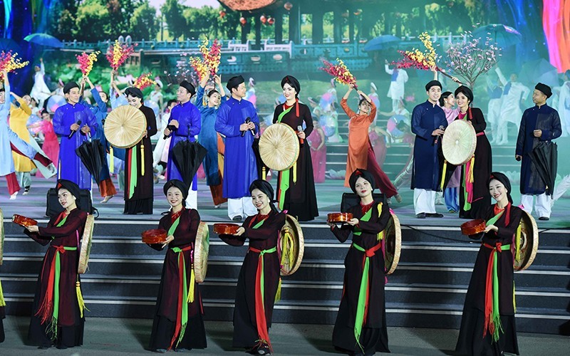 2023年北宁省“探访官贺之地”文化节的艺术表演。