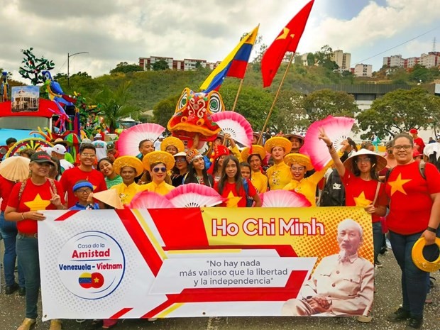 各越南—委内瑞拉艺术家出席狂欢节。