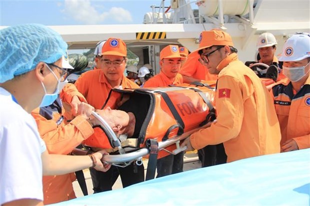 越南航海搜救协调中心及时将一名海上发病的外籍船员送岸救治。