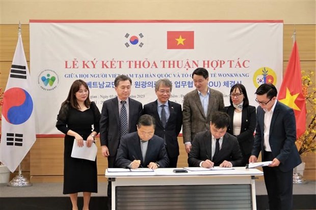 旅韩越南人协会与韩国圆光卫生组织之间的合作备忘录签字仪式。