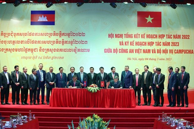 苏林和苏庆签署了2023年越南公安部和柬埔寨内政部之间合作计划。