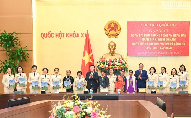 越南国会主席王廷惠会见女性人民公安代表。（维玲 摄）