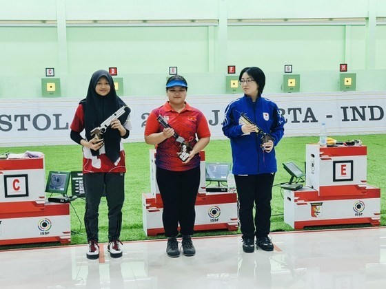 越南射击运动员阮垂庄（中）在女子10米气手枪项目中夺得金牌。