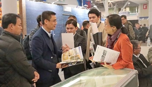 越南常驻联合国代表团团长邓黄江（左二）与越南企业代表出席活动。