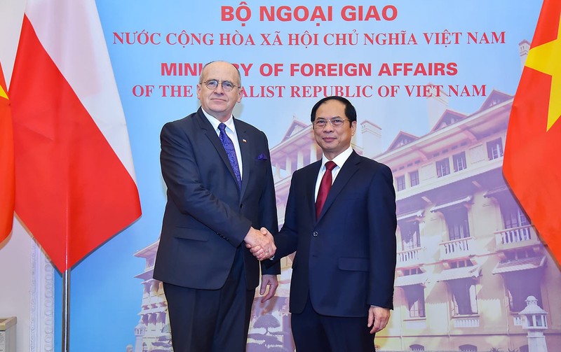 越南外交部部长裴青山与波兰外交部部长兹比格涅夫·劳。
