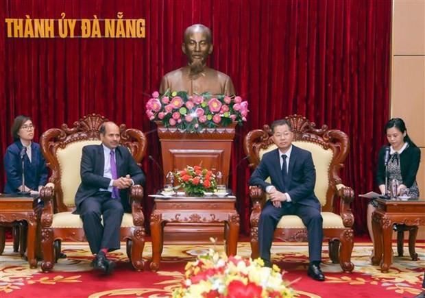 岘港市委书记、市国会代表团团长阮文广会见印度驻越南特命全权大使桑迪普艾莉亚。