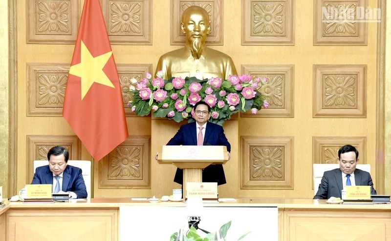 越南政府总理范明正会见越南新任驻外使节。（陈海 摄）
