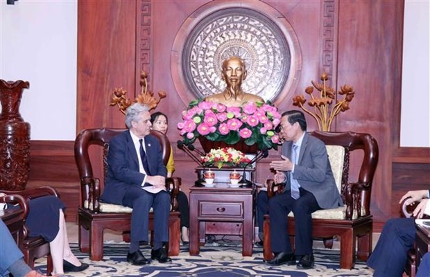 胡志明市人民委员会主席潘文买会见英国首相贸易特使马克·卡尼尔。