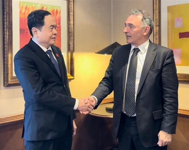 国会常务副主席陈青敏与西班牙共产党总书记恩里克·费尔南多·圣地亚哥·罗梅罗。