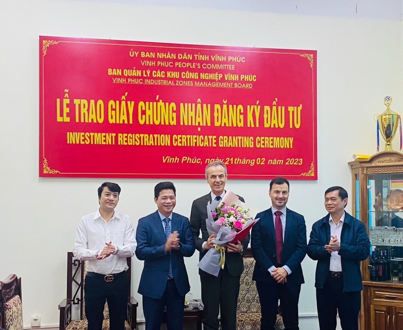 永福省各工业区管委会领导人向越南比亚乔（Piaggio）公司颁发投资许可证。