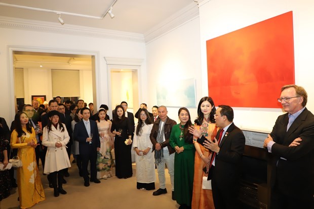 越南驻英国大使阮黄龙在“家乡的色彩”美术展上发表讲话。