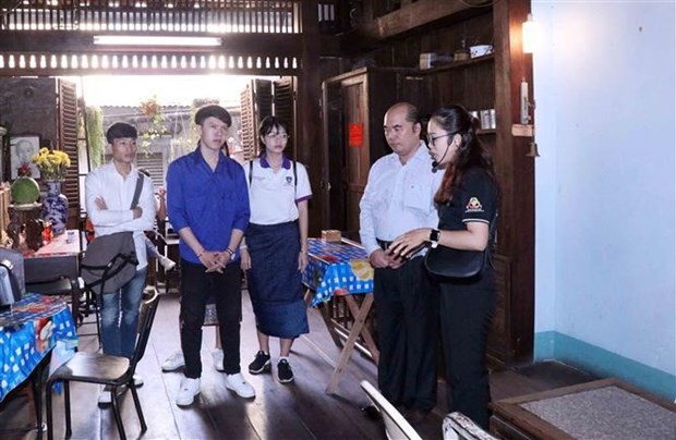 老挝和柬埔寨留学生参观西贡特工的武器储藏地道。