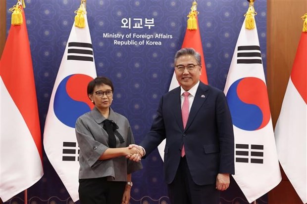 印度尼西亚外交部长蕾特诺·马尔苏迪与韩国外交部长朴进。