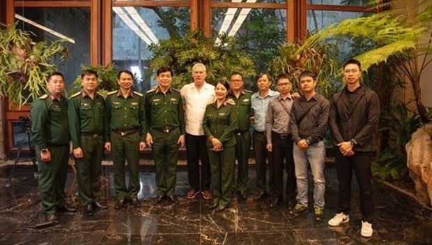 古巴国家主席米格尔·迪亚斯·卡内尔·贝穆德斯与越南国防部工作代表团合影。