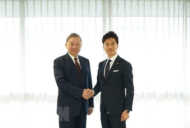 苏林部长与日本自民党众议院副议长小林史明亲切握手。