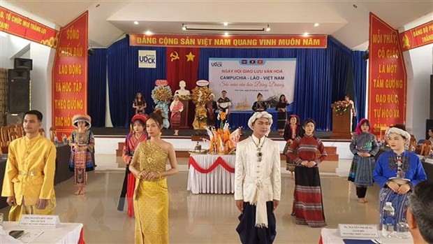 来自越南-老挝-柬埔寨三个国家的学生在以“印度支那文化的色彩”为主题的文化交流节上表演传统服饰。