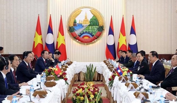 武文赏主席与老挝总理举行会晤。
