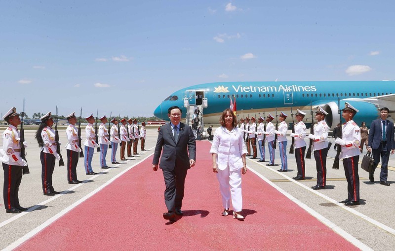 越共中央政治局委员、国会主席王廷惠和越南国会高级代表团一行抵达古巴首都哈瓦那何塞·马蒂国际机场。（图片来源：越通社）