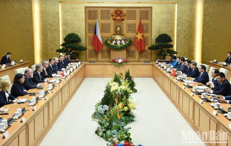 越南政府总理范明正与捷克总理彼得•菲亚拉举行会谈。（陈海 摄）