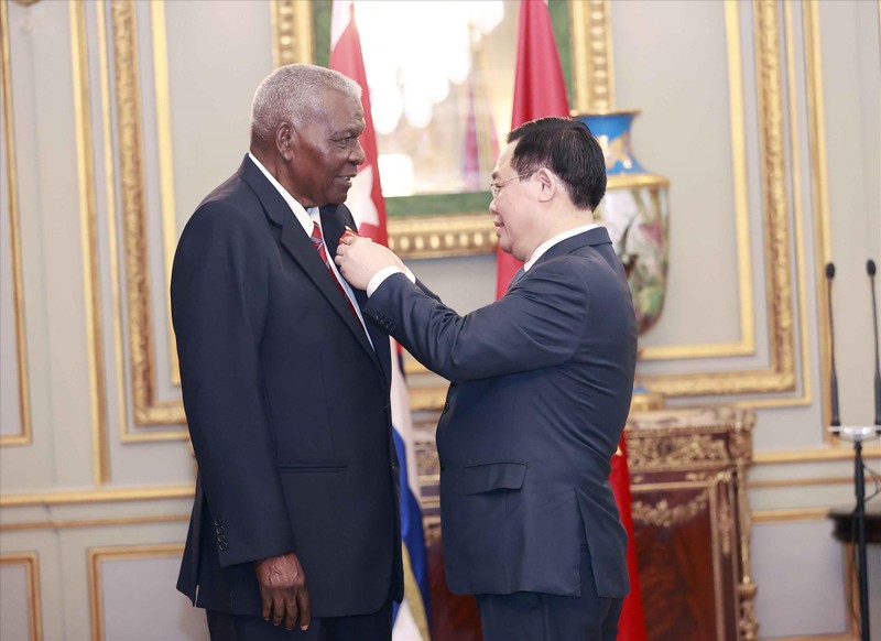越南国会主席王廷惠向古巴全国人民政权代表大会主席埃斯特万·拉索·埃尔南德斯颁发胡志明勋章。