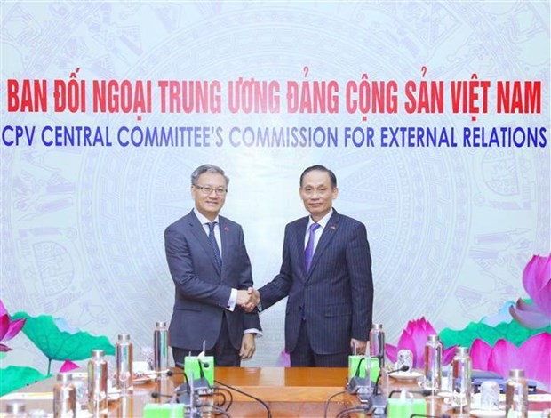越共中央委员、中央对外部部长黎怀忠与老挝人民革命党中央委员会委员、中央对外联络部部长通沙万•丰威汉。
