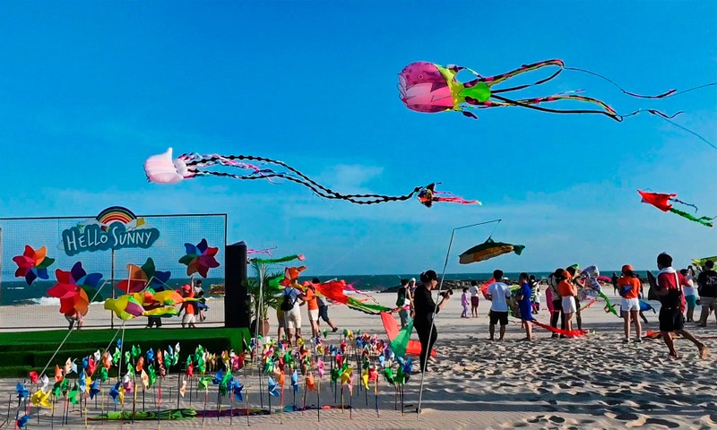 平顺省藩切市热闹非凡的海滩风筝节。