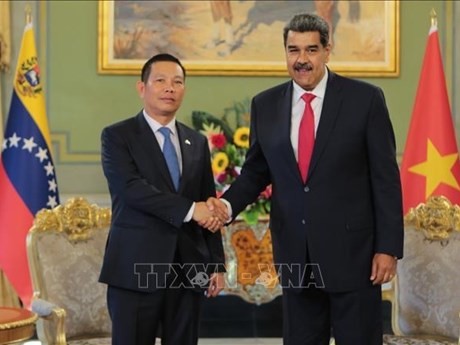 越南驻委内瑞拉大使武中美与委内瑞拉总统尼古拉斯·马杜罗·莫罗斯。