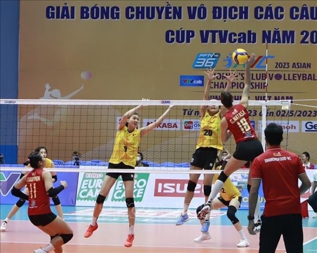 越南女子排球队Sport Center一号（黄衣）以3-2战胜泰国队，获得冠军。