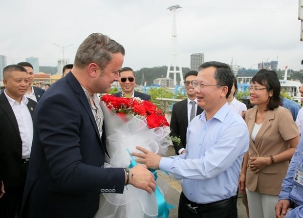 广宁省人民委员会代主席高祥辉迎接卢森堡大公国首相格扎维埃·贝泰尔一行参观下龙湾。